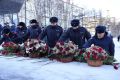 В Магадане полицейские возложили цветы к монументу «Узел памяти» в преддверии Дня защитника Отечества