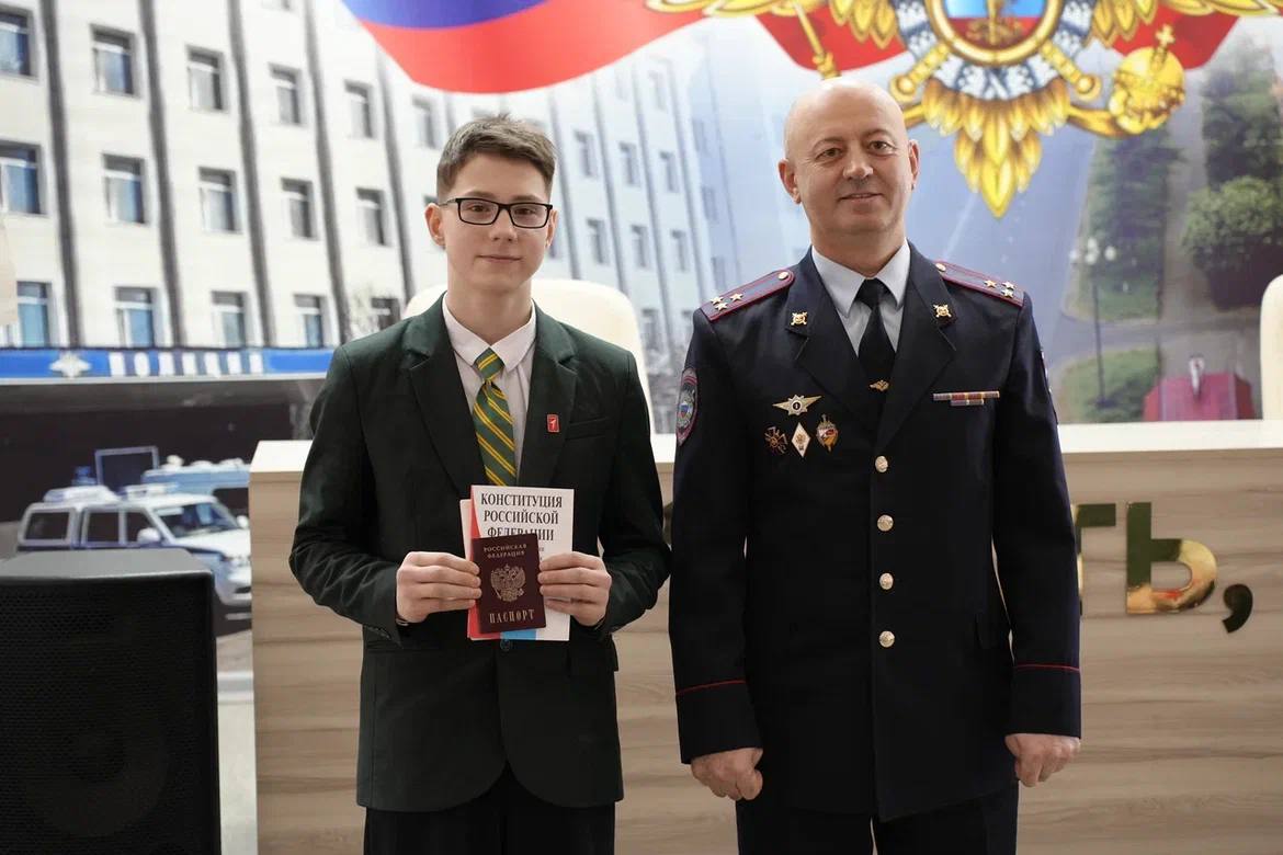 В преддверии Дня защитника Отечества полицейские и общественники Магадана вручили паспорта Российской Федерации юным колымчанам В преддверии Дня защитника Отечества полицейские и общественники Магадана вручили паспорта Российской Федерации юным колымчанам