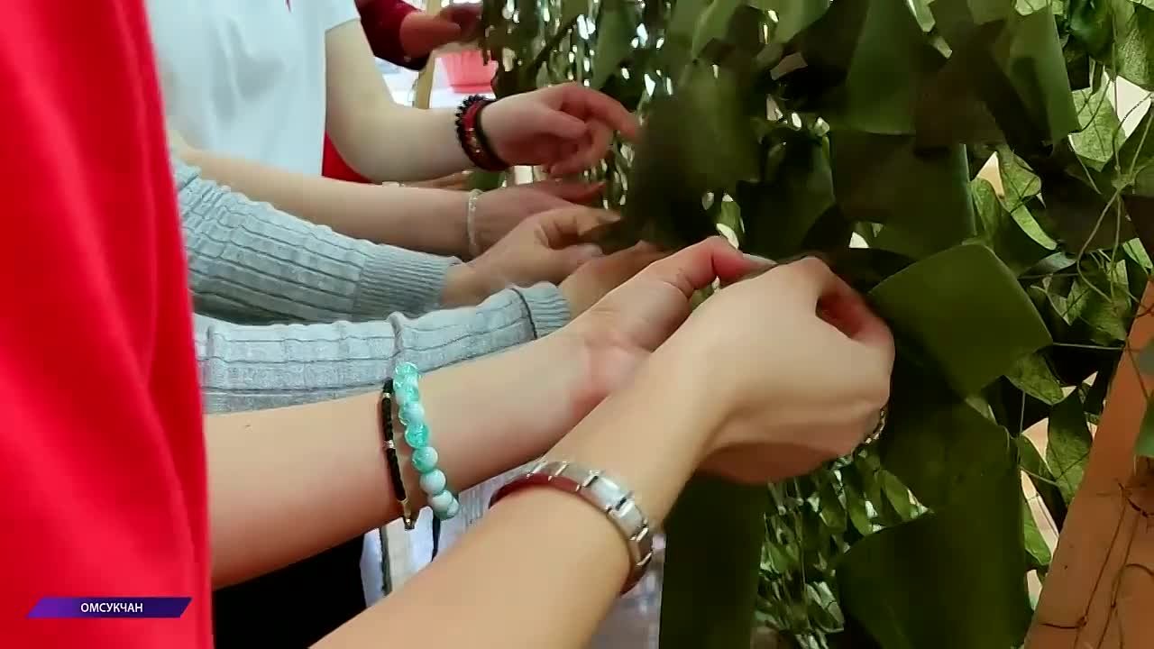 Омсукчанские школьники плетут маскировочные сети для защитников Отечества