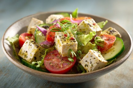 Вкусный ужин с пользой: диетический салат с тофу