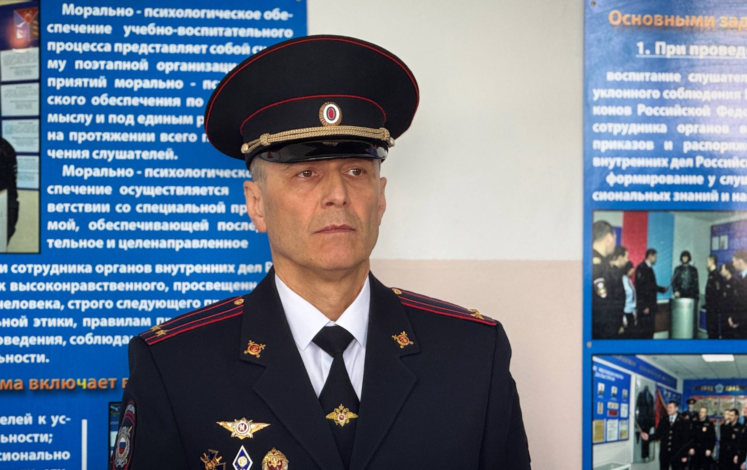 Закалка для защитников. В преддверии Дня защитника Отечества начальник Центра профессиональной подготовки УМВД России по Магаданской области Александр Харламов рассказал о том, что обязательно должен уметь каждый защитник...