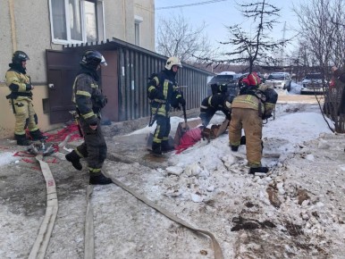 Подвал жилого дома загорелся в Магадане