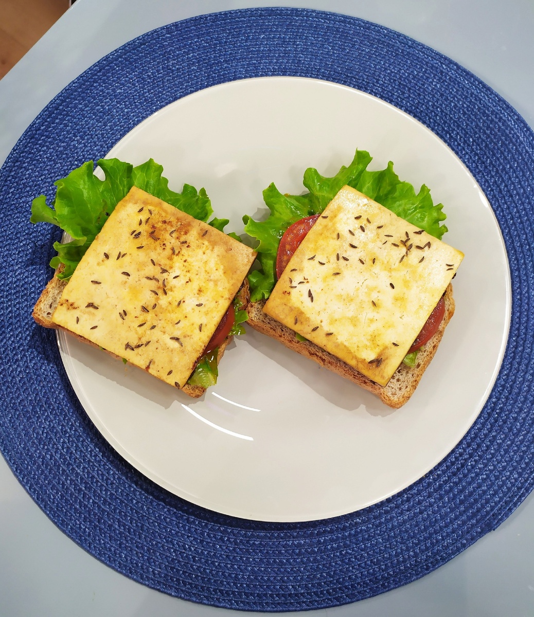 Вкусный завтрак: жареный тофу с помидорами и салатом