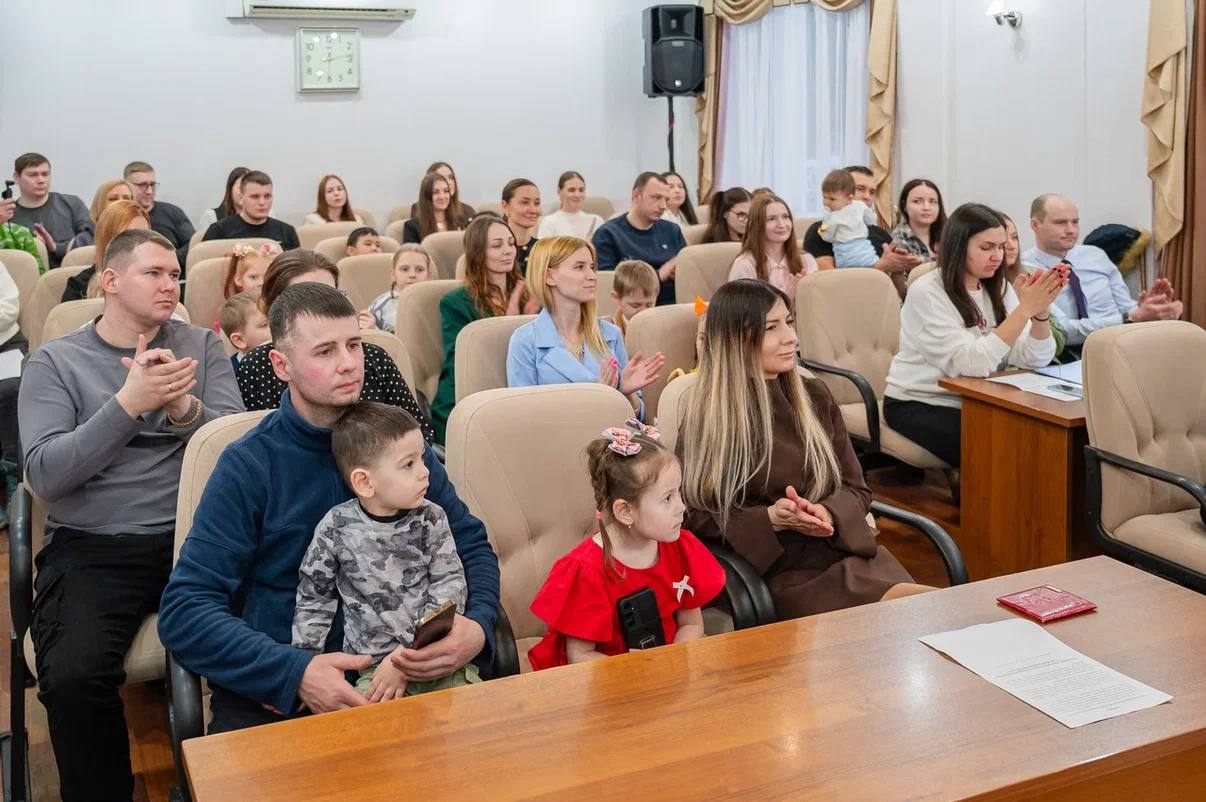 Лариса Поликанова: Накануне вручила сертификаты на жильё 19 молодым семьям нашего города Лариса Поликанова: Накануне вручила сертификаты на жильё 19 молодым семьям нашего города