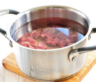 Согревающий свекольник с мясом — идеальный зимний суп для душевного ужина