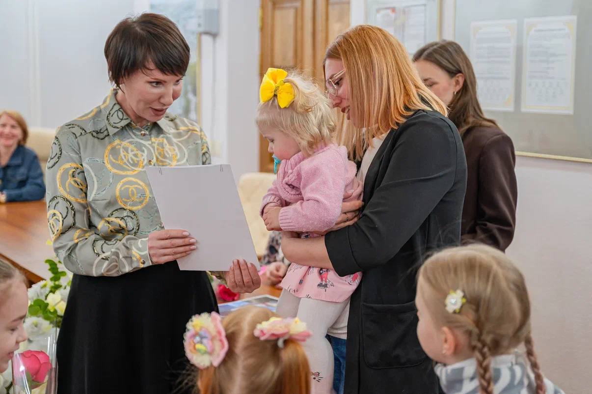 Лариса Поликанова: Накануне вручила сертификаты на жильё 19 молодым семьям нашего города Лариса Поликанова: Накануне вручила сертификаты на жильё 19 молодым семьям нашего города