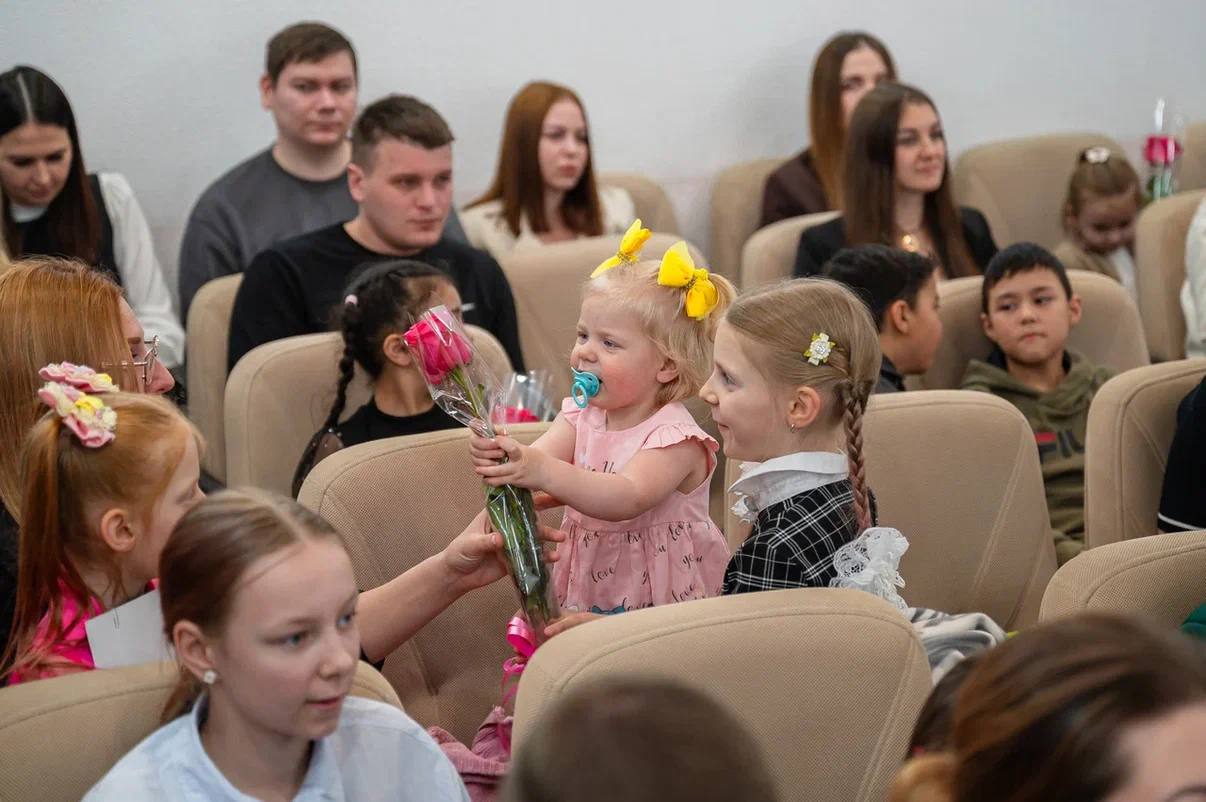 Лариса Поликанова: Накануне вручила сертификаты на жильё 19 молодым семьям нашего города Лариса Поликанова: Накануне вручила сертификаты на жильё 19 молодым семьям нашего города