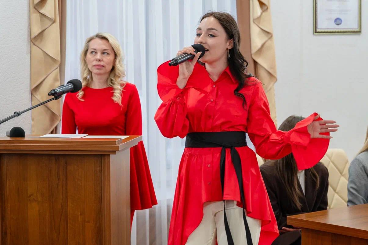 Лариса Поликанова: Накануне вручила сертификаты на жильё 19 молодым семьям нашего города Лариса Поликанова: Накануне вручила сертификаты на жильё 19 молодым семьям нашего города