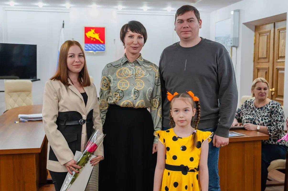 Лариса Поликанова: Накануне вручила сертификаты на жильё 19 молодым семьям нашего города Лариса Поликанова: Накануне вручила сертификаты на жильё 19 молодым семьям нашего города