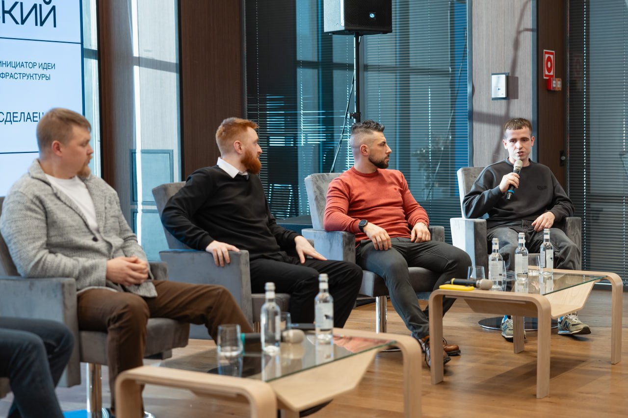 Курсант программы «СВОи Герои 49» Илья Мараховский выступил спикером на панельной дискуссии «Территория сильных»