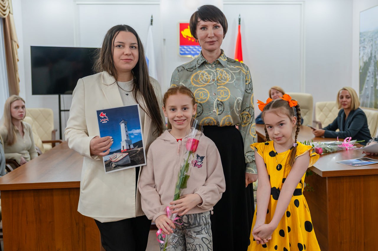 Почти два десятка молодых семей Магадана получили сертификаты на улучшение жилищных условий Почти два десятка молодых семей Магадана получили сертификаты на улучшение жилищных условий