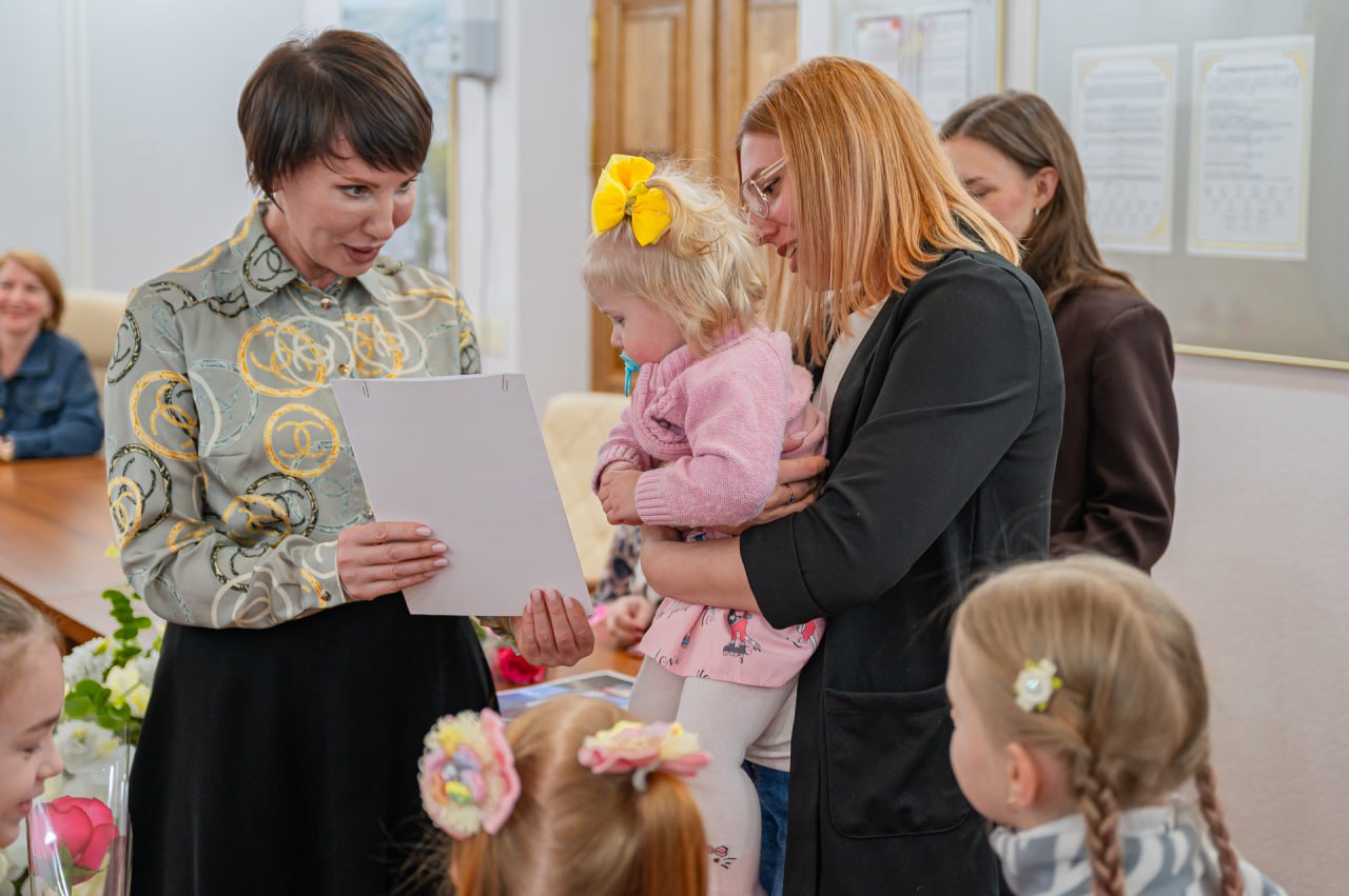 Почти два десятка молодых семей Магадана получили сертификаты на улучшение жилищных условий Почти два десятка молодых семей Магадана получили сертификаты на улучшение жилищных условий