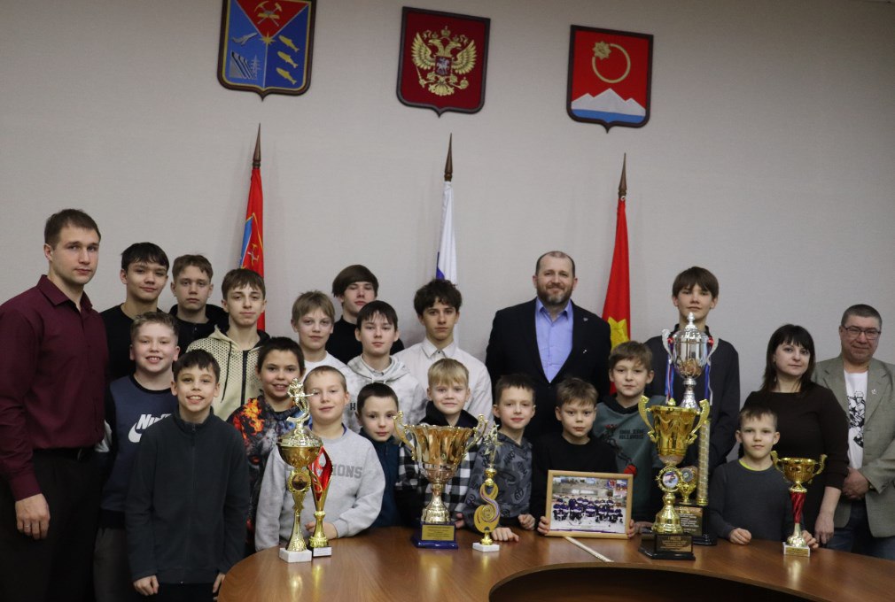 Вопрос о крытой ледовой площадке подняли юные хоккеисты Усть-Омчуга Вопрос о крытой ледовой площадке подняли юные хоккеисты Усть-Омчуга