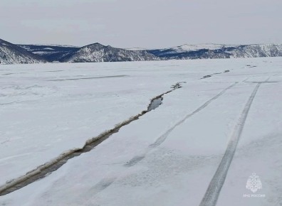 Лед рушится в магаданской бухте Гертнера