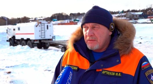 Большая волна раскрошила лед бухты Гертнера