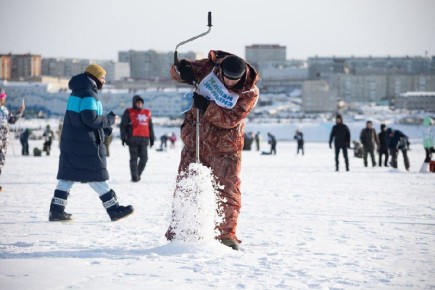 Около 100 заявок за первые сутки подали на соревнования по подледному лову "Клевая Колыма"