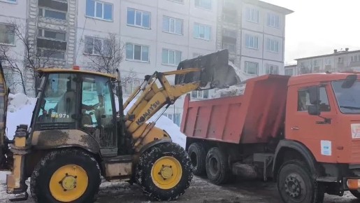 Водители, внимание, сегодня в Магадане в связи со снеговывозом возможно затруднение проезда на улице Якутской