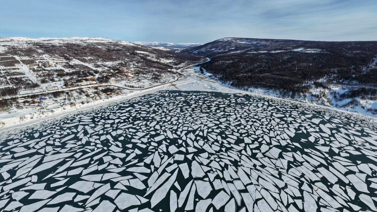 В магаданской бухте Гертнера раньше времени разрушило лёд