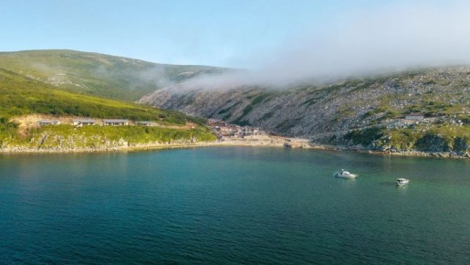 Специальные суда будут возить отдыхающих на остров Завьялова близ Магадана