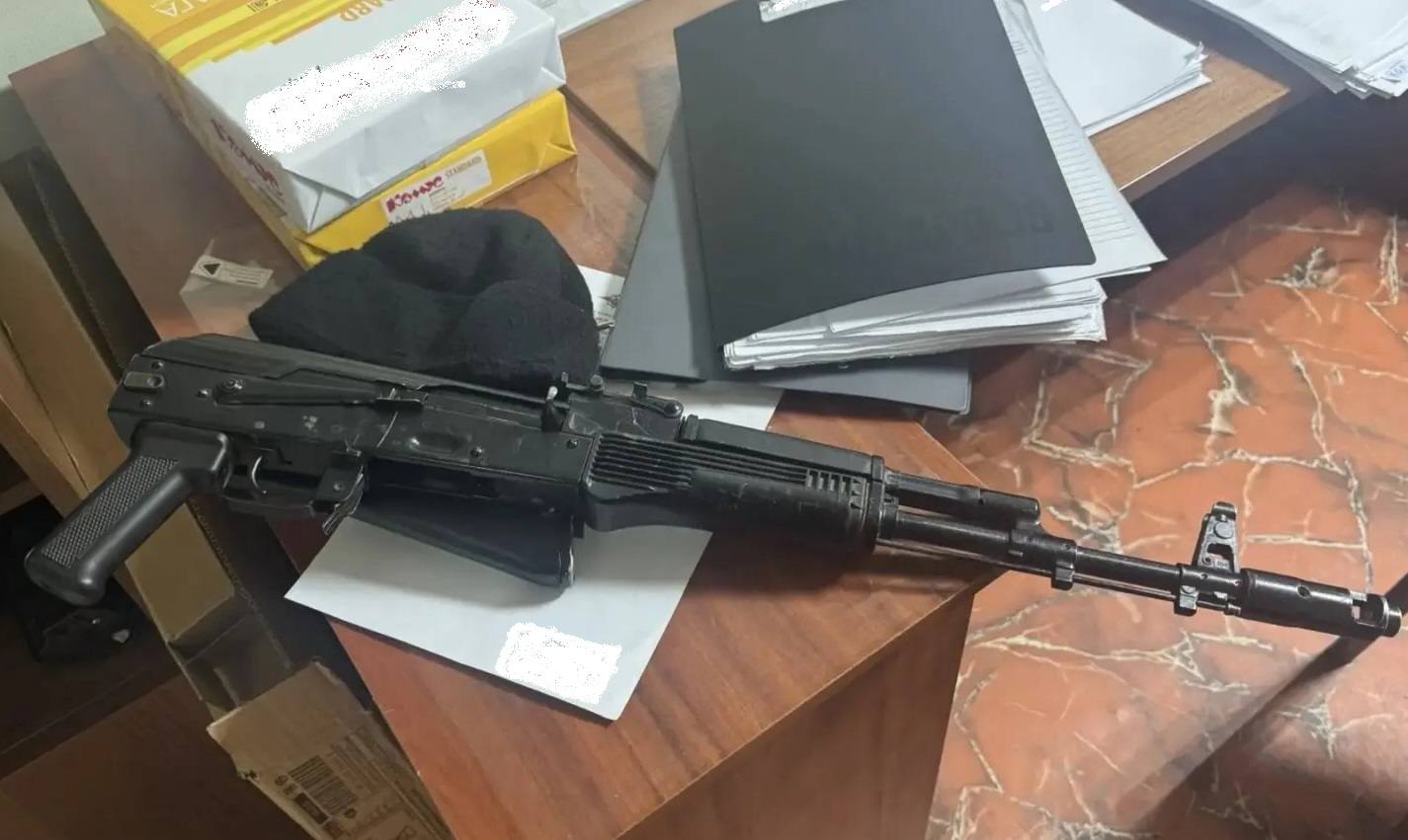 В Магадане полицейские установили местного жителя, который выстрелом из пневматического оружия повредил лобовое стекло иномарки