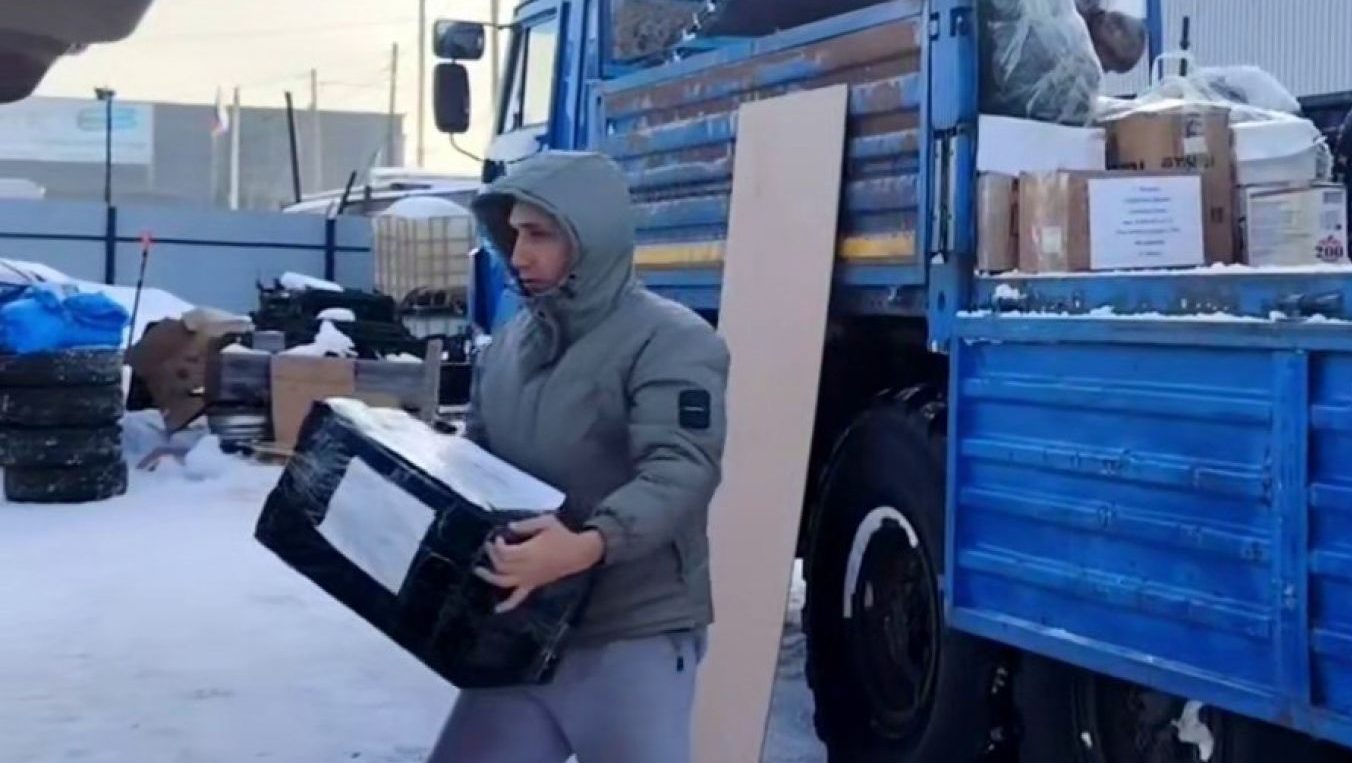 Тёплый привет с далёкого Севера: 200 кг тёплых вещей и гостинцев отправили жители Северо-Эвенска бойцам СВО