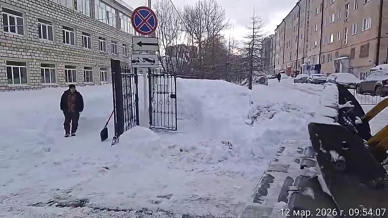 В Магадане продолжается интенсивная расчистка от снега