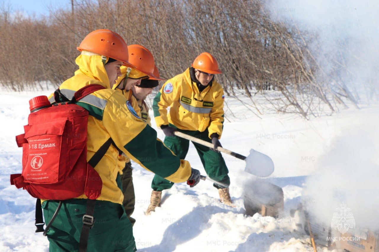 Большой условный пожар потушили магаданцы вблизи поселка Палатка Большой условный пожар потушили магаданцы вблизи поселка Палатка