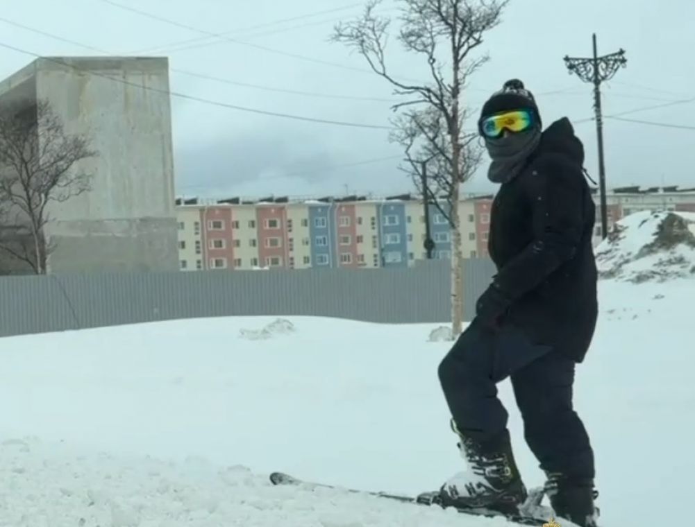Жителей призвали не кататься на лыжах по заснеженным дорогам Магадана Жителей призвали не кататься на лыжах по заснеженным дорогам Магадана