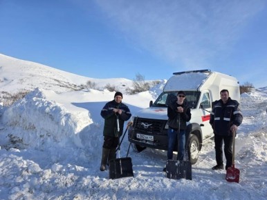 Машину скорой помощи откопали после пурги и вернули с трассы в Магадан