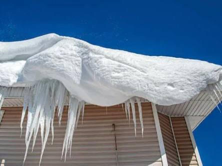 Лариса Поликанова: В Магадане усилен контроль за расчисткой кровель от снега