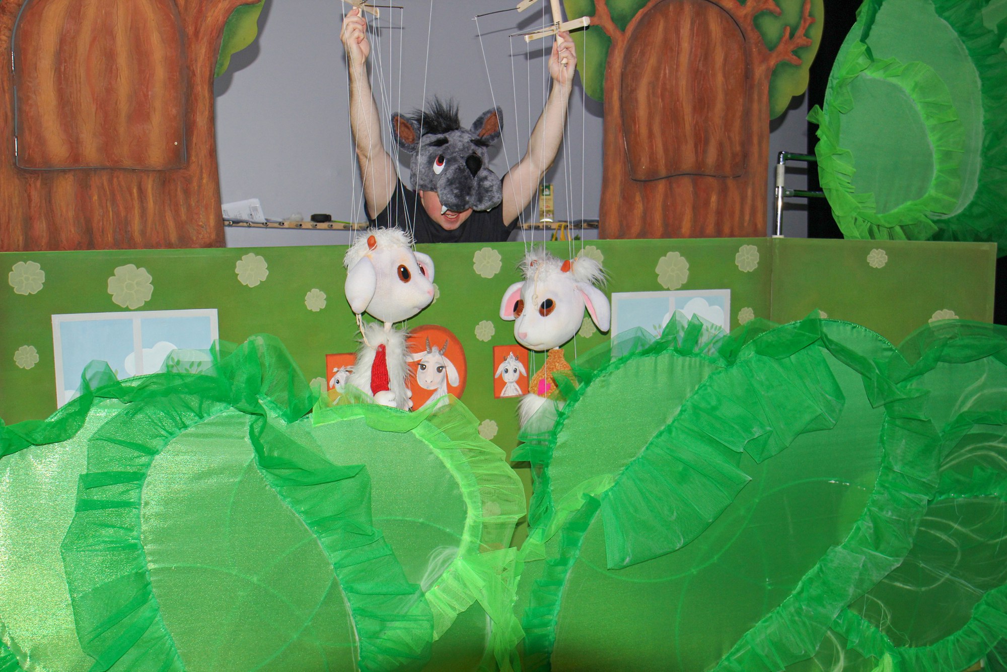 21 марта, в Международный день кукольника, Магаданский областной театр кукол представит премьеру – сказку «Волк и козлята»