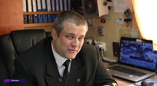 Ледокол «Москва» помогает торговым судам пройти через лед в бухте Нагаева и обеспечивает работу порта Магадан