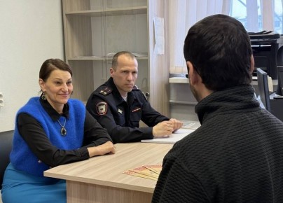 В Магадане полицейские и общественники провели прием граждан и вручили памятки по противодействию киберпреступности