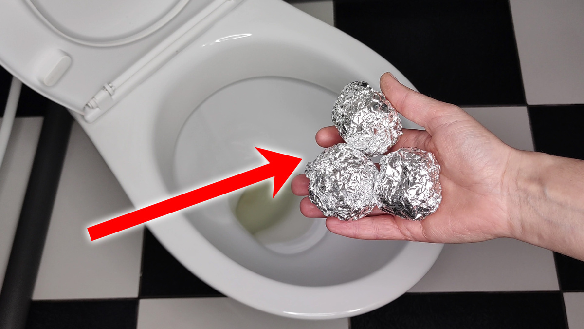 Необычный способ очистки унитаза с алюминиевой фольгой: готовьтесь к удивлению