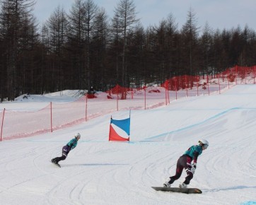 Спортсмены из пяти регионов борются за награды Кубка России по сноуборд-кроссу в Магадане