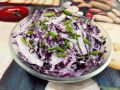 Яркий и вкусный салат из краснокочанной капусты