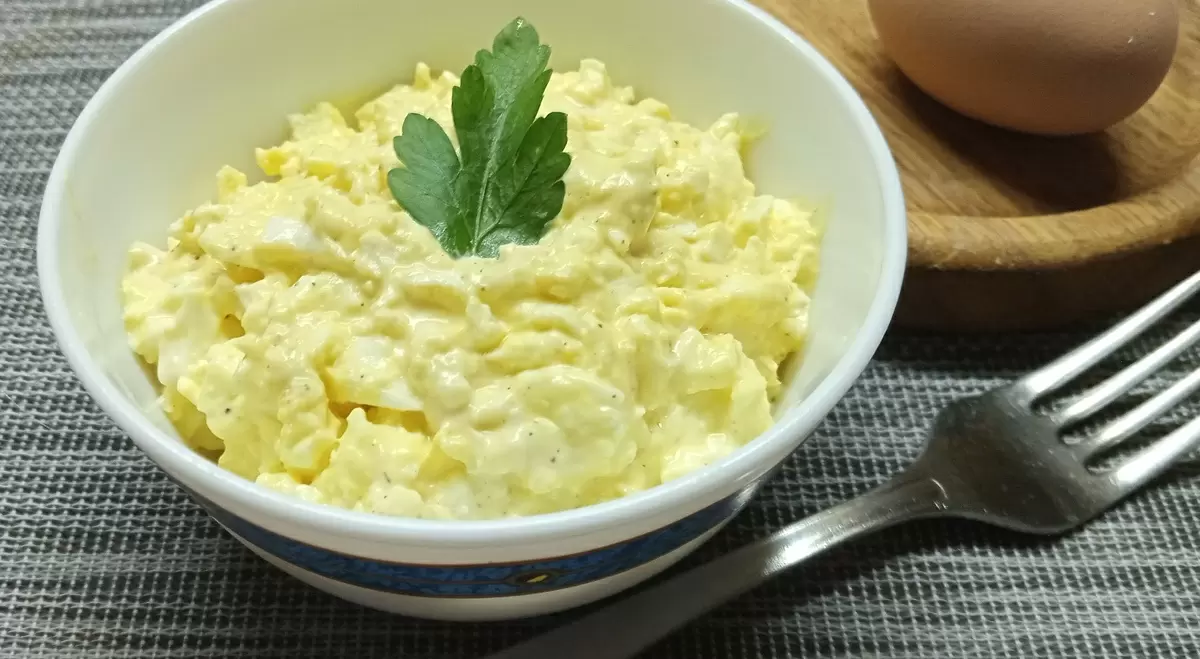 Нежная намазка из яиц с чесноком: быстро и вкусно