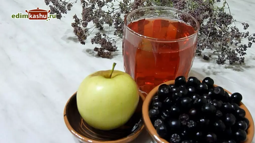 Компот из яблок и черноплодной рябины