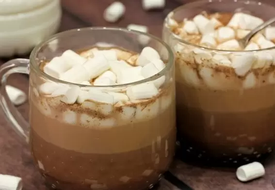 Согревающее зимнее какао: праздник вкусов с пряностями и маршмеллоу