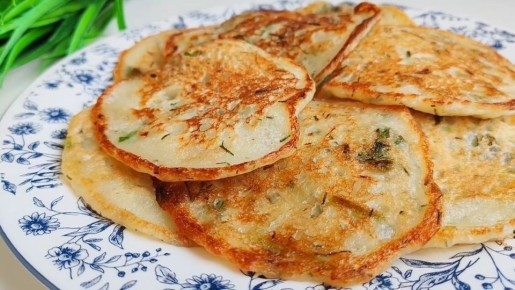 Легкие постные блинчики с луком и зеленью: быстро и вкусно