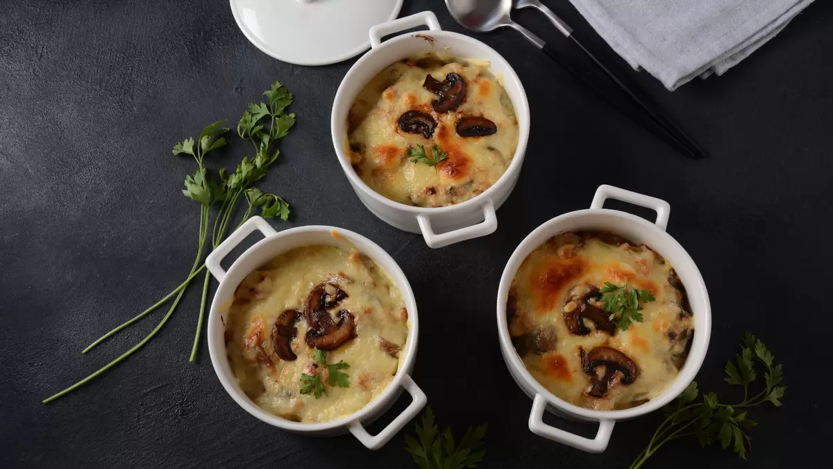 Уютный жульен с баклажанами и грибами: наслаждение вкусом и ароматом домашнего счастья