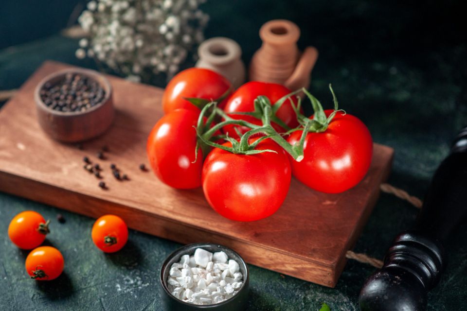 Малосольные помидоры: как быстро получить летний вкус за несколько часов