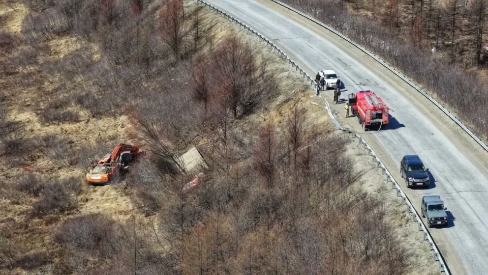 Госавтоинспекторы устанавливают обстоятельства дорожной аварии с большегрузом на участке автомобильной дороги Солнечный-Ола Госавтоинспекторы устанавливают обстоятельства дорожной аварии с большегрузом на участке автомобильной дороги Солнечный-Ола