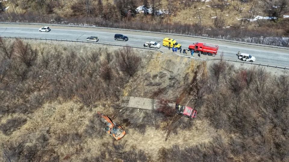 Госавтоинспекторы устанавливают обстоятельства дорожной аварии с большегрузом на участке автомобильной дороги Солнечный-Ола Госавтоинспекторы устанавливают обстоятельства дорожной аварии с большегрузом на участке автомобильной дороги Солнечный-Ола