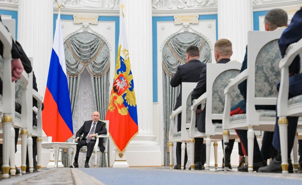 Президент РФ Владимир Путин встретился с выпускниками программы «Время героев» Президент РФ Владимир Путин встретился с выпускниками программы «Время героев»