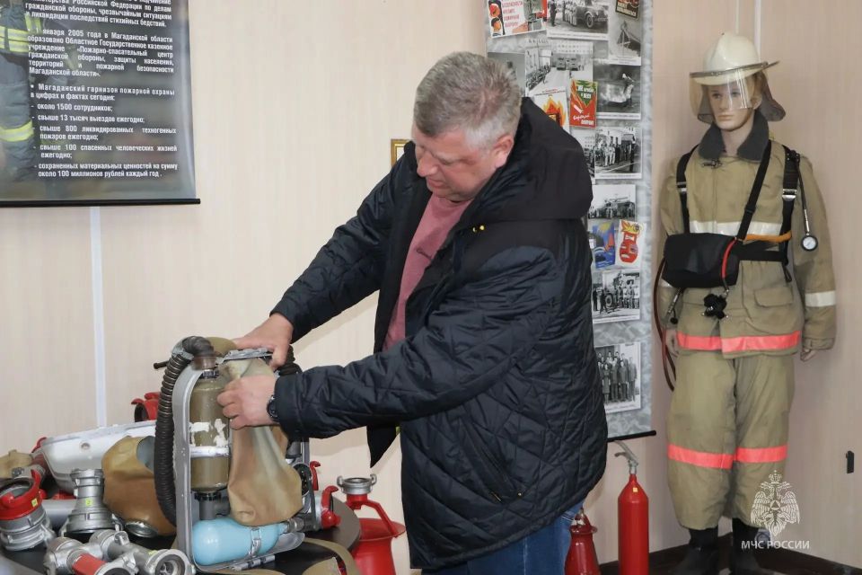 Встреча поколений: ветеран пожарной охраны передал опыт будущим спасателям Встреча поколений: ветеран пожарной охраны передал опыт будущим спасателям