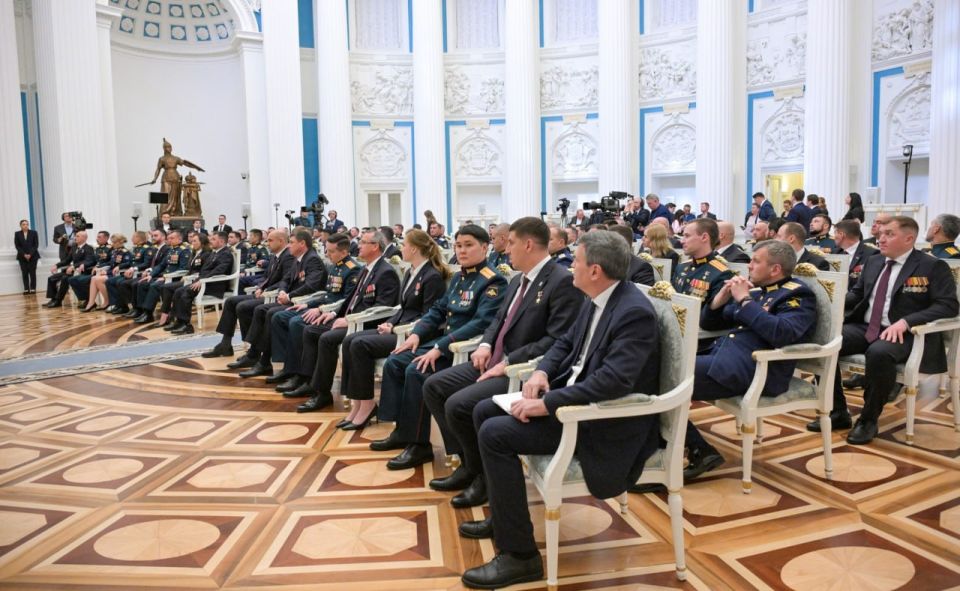 Президент РФ Владимир Путин встретился с выпускниками программы «Время героев» Президент РФ Владимир Путин встретился с выпускниками программы «Время героев»