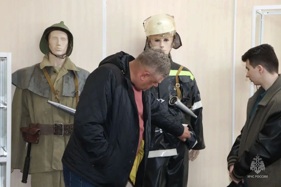 Встреча поколений: ветеран пожарной охраны передал опыт будущим спасателям Встреча поколений: ветеран пожарной охраны передал опыт будущим спасателям