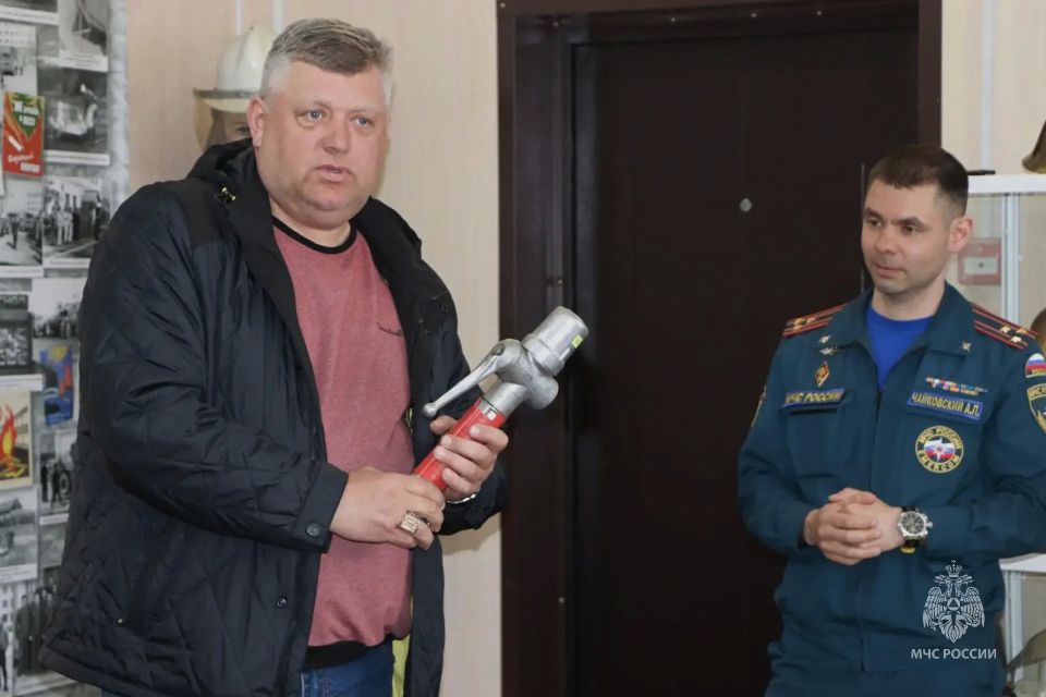 Встреча поколений: ветеран пожарной охраны передал опыт будущим спасателям Встреча поколений: ветеран пожарной охраны передал опыт будущим спасателям