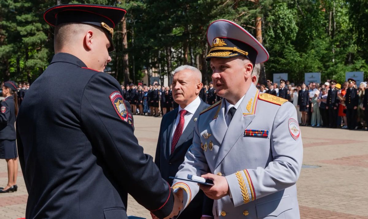 Начальник УМВД России по Магаданской области Дмитрий Князев принял участие в церемонии выпуска специалистов Дальневосточного юридического института МВД России имени И.Ф. Шилова Начальник УМВД России по Магаданской области Дмитрий Князев принял участие в церемонии выпуска специалистов Дальневосточного юридического института МВД России имени И.Ф. Шилова